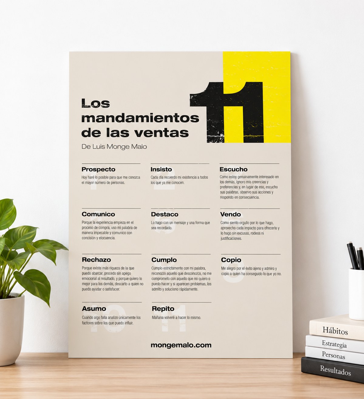 El cartel rígido apoyado en una mesa, junto a unos libros
